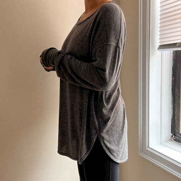 ATHLETA Women's Long Sleeve Gray Top with Thumb Holes Size L - Picture 9 of 13